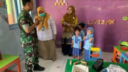 Peduli Kesehatan, Babinsa Kepatihan Wetan Dampingi Nakes Berikan Obat Cacing ke PAUD KB Mawar Kencana