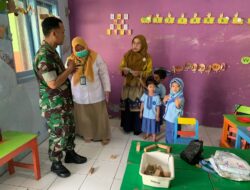 Peduli Kesehatan, Babinsa Kepatihan Wetan Dampingi Nakes Berikan Obat Cacing ke PAUD KB Mawar Kencana