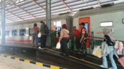 Pantau Arus Mudik Lebaran 2026 Di Stasiun,Babinsa Purwosari Yakinkan Situasi Tetap Aman & Kondusif