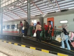 Pantau Arus Mudik Lebaran 2026 Di Stasiun,Babinsa Purwosari Yakinkan Situasi Tetap Aman & Kondusif
