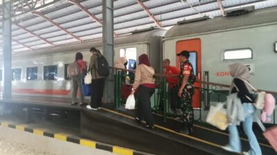 Pantau Arus Mudik Lebaran 2026 Di Stasiun,Babinsa Purwosari Yakinkan Situasi Tetap Aman & Kondusif