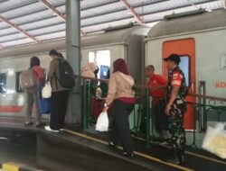 Pemantauan Arus Mudik Lebaran 2026, Babinsa Purwosari Amankan Penumpang di Stasiun Kereta