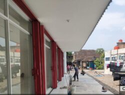 Babinsa Koramil 05/Pasar Kliwon Aktif Monitoring Pembanguanan KDKMP di Kelurahan Sangkrah