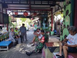 Tingkatkan Keamanan Babinsa Sudiroprajan Bersama Linmas Gelar Patroli Dan Komsos Di Wilayah Binaan