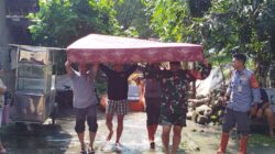 Respon Cepat...!!! Babinsa Koramil 04/Jebres, Bantu Evakuasi Korban Banjir 5 WhatsApp Image 2026 04 15 at 13.57.21