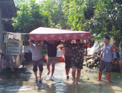 Respon Cepat…!!! Babinsa Koramil 04/Jebres, Bantu Evakuasi Korban Banjir