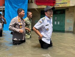 Dandim 0735/Surakarta Bersama Forkopimda Tinjau Kondisi Banjir di Kelurahan Joyotakan