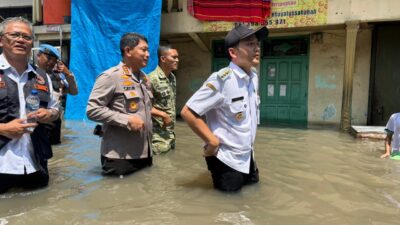 Dandim 0735/Surakarta Bersama Forkopimda Tinjau Kondisi Banjir di Kelurahan Joyotakan