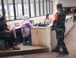 Ciptakan Keamanan & Kondusif Wilayah,Babinsa Manahan Bersama Linmas Laksanakan Patroli, Susuri Pemukiman Penduduk & Pasar Tradisional