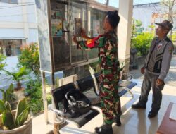 Gercep!! Babinsa Koramil 04/Jebres Pasang Pamlet Rekrutmen Anggota TNI AD, Catat Jadwal Pendaftarannya