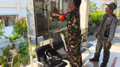 Gercep!! Babinsa Koramil 04/Jebres Pasang Pamlet Rekrutmen Anggota TNI AD, Catat Jadwal Pendaftarannya